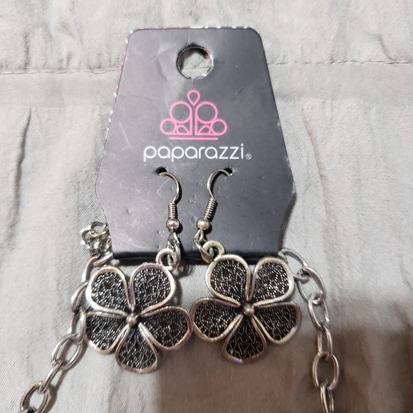Paparazzi Silver Mesh Flower Statement Necklace & Earring Set - Picture 16 of 16